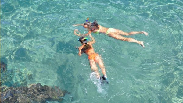 girls snorkeling in nusa lembongan